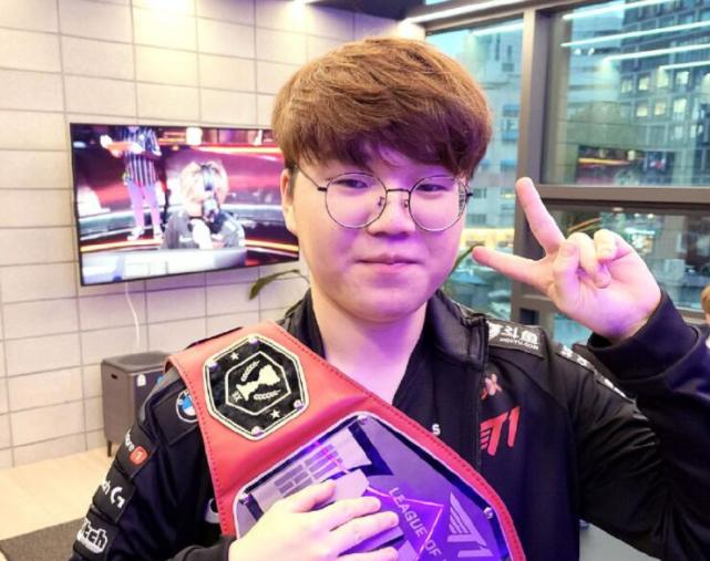 西甲32分钟戴帽，莱万庆祝胜利：快乐星期天⚽️⚽️⚽️